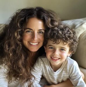 Ero al centro commerciale con mio figlio di 5 anni. All'improvviso, lui mi ha indicato e ha detto: "Mamma, c'è un bambino che mi somiglia in tutto e per tutto".