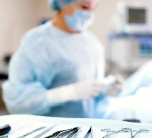 Lui si agitava nel corridoio davanti alla stanza, in attesa del verdetto del destino, finché le porte si spalancarono... Il cane l'aveva fatta uscire dal coma.