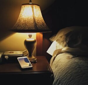 La notte in cui tornai a casa e il silenzio urlava. La donna che avevo assunto per lavare i pavimenti giaceva a terra, sanguinante, accanto alle culle dei miei figli