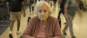 Un riccone è tornato al villaggio natale per far visita alla madre che non vedeva da 16 anni. Ma, vedendo una sconosciuta vicino al cancello, rimase senza parole...