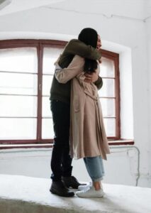 Un’orfana ascoltò per caso una strana conversazione di stranieri in un ristorante…Quello che fece dopo cambiò per sempre la vita della sua tutrice!