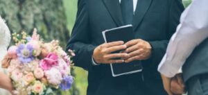 La mia futura suocera mi ha chiesto di "tenere al sicuro" i gioielli di famiglia e di sceglierne uno come regalo di nozze – poi la polizia si è presentata alla mia porta.