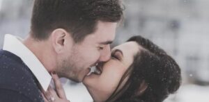 Stavo per sposare l’uomo dei miei sogni, finché una sconosciuta non mi fermò e mi disse: “Non è chi credi che sia.”