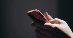Mentre la donna stava facendo una pulizia profonda in casa, si imbatté in una vecchia lettera del marito defunto. Aprendola con cura, scorse le righe... e rimase immobile.
