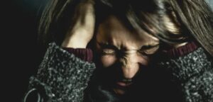 Un boss mafioso aspettava da solo un appuntamento al buio... Poi entrarono due bambine e dissero: "Tu sei l'uomo che nostra sorella dovrebbe sposare".
