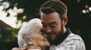 La mattina dopo il nostro matrimonio, quando mia suocera si presentò alla nostra porta con due enormi valigie, pensai fosse una dolce sorpresa. Non avevo idea che si stesse trasferendo permanentemente, né che avesse già venduto la sua casa senza dircelo.