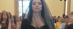 Mia madre ha fatto obiezione al mio matrimonio: “Quest’uomo non è abbastanza per te!” — La risposta del mio fidanzato l’ha fatta scappare via.