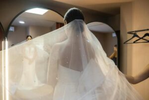 Ero l’unica a non essere stata invitata al matrimonio della mia migliore amica — Quando mi sono imbucata, ho scoperto una verità scioccante.