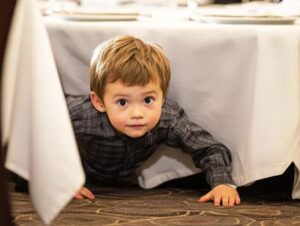 Al funerale di mio suocero, mio figlio di 4 anni stava strisciando sotto il tavolo – Quello che ha visto ha sconvolto le nostre vite.