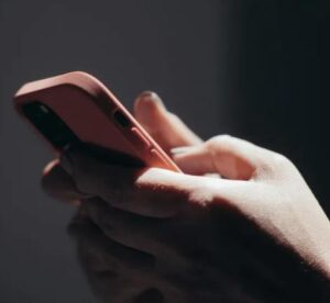 Mio marito ha inviato il messaggio sbagliato nella chat di famiglia — così l’ho aspettato quella sera...E cosa accadde dopo...