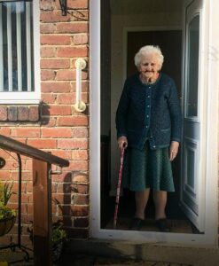Vedova di 91 Anni Inganna i Ladri che Cercavano di Derubarla