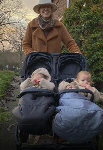 Una donna di 53 anni partorisce due gemelli, il genero nota nei neonati dei nei familiari.