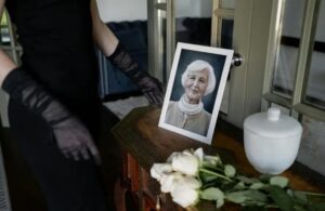 Vecchia signora diseredita il nipote, gli lascia solo una Bibbia e un biglietto con scritto: «Aprila quando sarà difficile».
