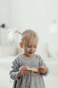 Mia nipote di 5 anni mi ha chiamata dicendo che la mamma “faceva finta di non avere paura” — Sono corsa da loro e sono rimasta senza parole.