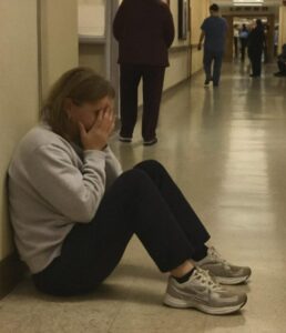 Mia sorella egoista è rimasta accanto a nostra madre quando si è ammalata, ma tutto è cambiato dopo che il medico mi ha rivelato le ultime parole di mamma.