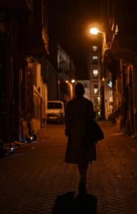 La donna muta del cimitero accolse un ragazzo. Lui le sussurrò all'orecchio: «Non dire a papà dove sono», ma la donna lo tradì e raccontò, e poi...