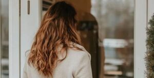 Un solo giorno le portò via tutto — la casa, il lavoro e la speranza. Ma un incontro casuale con uno sconosciuto cambiò per sempre la sua vita.