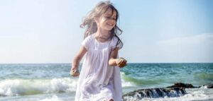 Mia figlia di dieci anni è morta in un incidente improvviso. Un anno dopo, il giorno del mio compleanno, è arrivata una lettera. La mittente era mia figlia. "Mamma, buon compleanno. Ti aspettavo..." Il messaggio si è interrotto a metà. Tremante, sono andata all'indirizzo. Ma quando ho aperto la porta, mi è mancato il respiro.