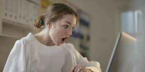 Dopo quindici anni di assenza, un figlio tornò a casa fingendosi un disabile… senza immaginare che i suoi stessi genitori lo avrebbero cacciato via senza la minima traccia di compassione.