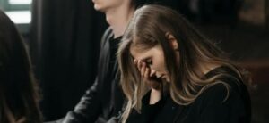 La notte di Capodanno, il padre di mia moglie annunciò davanti a tutti: — Ti sostituiremo con qualcun altro. Sei troppo vecchio per essere ancora utile.
