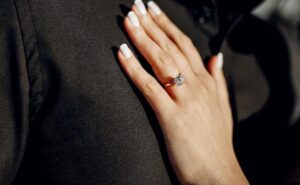 Una settimana dopo il divorzio, la mia ex suocera mi ha mandato una scatola misteriosa — quello che c’era dentro mi ha lasciata senza parole.