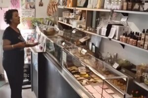 La mia vicina continuava a lasciare la sua spazzatura davanti alla mia porta — finché il karma ha fatto quello che io non riuscivo a fare.