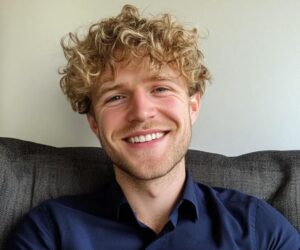 Un arrogante passeggero di Business Class ha fatto piangere un’assistente di volo — Ma un ragazzo di 14 anni gli ha insegnato una lezione indimenticabile