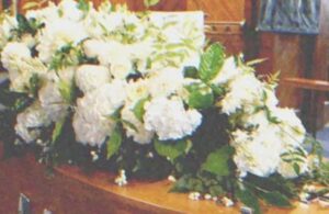 Al funerale del marito, la moglie incontra una donna con il suo bambino tra le braccia.