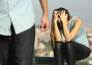Stanco di sua moglie — la lasciò e andò da una giovane tirocinante, ma finendo in ospedale capì chi aveva perso.