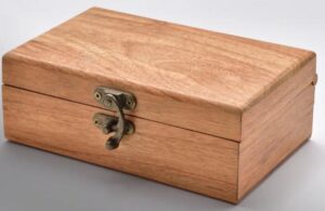 Il mio fidanzato mi ha dato una scatola chiusa a chiave e ha detto: «Aprila se non mi presenterò al nostro matrimonio»....ed eccolo qui....
