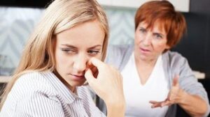 La futura suocera ha preteso che restituisca l’anello di fidanzamento di famiglia perché «Ha paura che lo impegnerei».