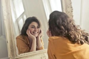 Mia madre ha sposato il padre del mio fidanzato solo poche settimane prima del mio matrimonio e mi ha chiesto di annullarlo – non si aspettava mai cosa avrei fatto in risposta.