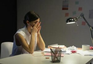 Quando ho chiesto al mio ragazzo di contribuire di più, mi ha fatto gaslighting — poi ho visto cosa c’era sul suo computer.