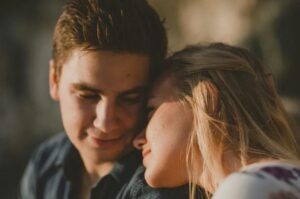 Il Mio Primo Amore ed Io Avevamo Deciso di Viaggiare per il Mondo Insieme Dopo la Pensione — Ma Quando Sono Arrivato al Punto d’Incontro, Un Uomo Mi Aspettava.