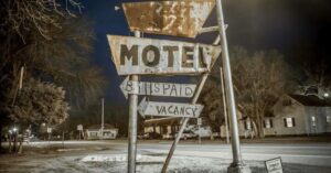 Mia suocera mi ha odiata per anni, poi mi ha costretta a partire con lei – e una notte in un motel malandato ha cambiato tutto.
