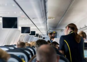 Un’assistente di volo ha notato un gesto strano fatto con le dita da un bambino di 10 anni: pochi minuti dopo, l’aereo ha effettuato un atterraggio d’emergenza