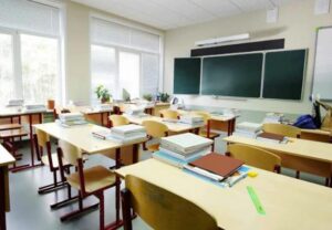Gli studenti prendevano in giro la nuova insegnante e cercavano di farla piangere, ma dopo pochi minuti accadde qualcosa di inaspettato