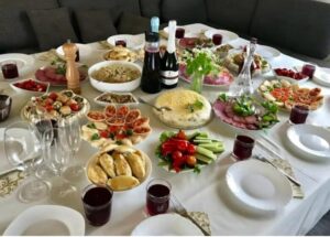 Per sette giorni consecutivi mio marito mi ha umiliata costantemente, ma un giorno non ce l’ho più fatta: ho invitato tutta la sua famiglia a casa nostra e ho fatto qualcosa di scioccante...