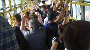 Ho urlato contro un uomo sull’autobus: “Non toccare mio figlio!”, poi ho guardato le sue mani… e sono rimasta paralizzata da quello che ho visto. Possibile che…