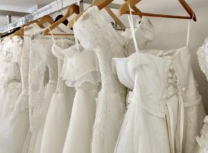 Impiegato scortese prende in giro una donna poco curata in una boutique di abiti da sposa di lusso — ma scopre presto che sta per sposare un milionario.