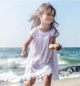 Sulla via del ritorno dall’asilo, mia figlia mi ha chiesto se avrei pianto quando sarebbe andata all’oceano con “la sua altra mamma e papà”
