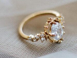 La futura suocera ha preteso che restituisca l’anello di fidanzamento di famiglia perché «Ha paura che lo impegnerei».