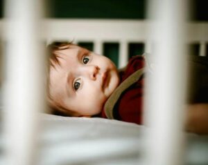 La madre biologica di mio figlio si è presentata alla nostra porta 8 anni dopo averlo abbandonato — La mattina dopo, mi sono svegliata e ho capito che lui era sparito.