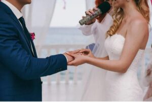 La mia acerrima rivale si è presentata al mio matrimonio e ha preso il microfono, mi sono irrigidita.