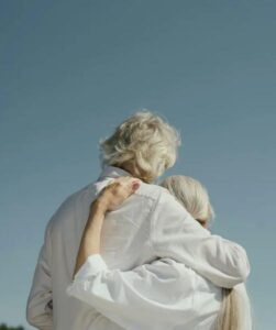 Il Mio Primo Amore ed Io Avevamo Deciso di Viaggiare per il Mondo Insieme Dopo la Pensione — Ma Quando Sono Arrivato al Punto d’Incontro, Un Uomo Mi Aspettava.