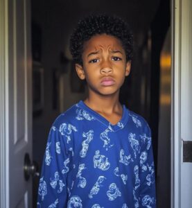Mio figlio ha aiutato un anziano cieco a pagare la spesa — Oggi una carovana di SUV neri si è fermata davanti a casa nostra.