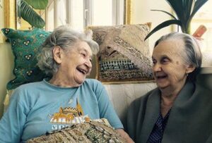 Il piano astuto della nonna... — Innocca, tesoro, perché stai piangendo? — chiese Ekaterina Andreevna alla sua nipote ventiquattrenne.