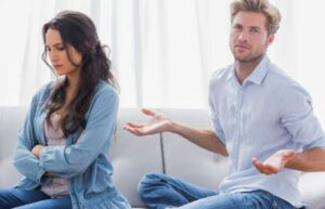 Una donna ha fatto entrare in casa la sorella con il marito, ma quando ha casualmente ascoltato la loro conversazione, è rimasta senza parole...
