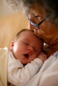 Al funerale del marito, la moglie incontra una donna con il suo bambino tra le braccia.