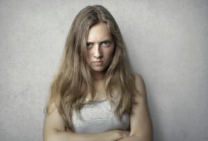 Credevo che nulla potesse ferirmi più del guardare mia madre spegnersi lentamente… finché non vidi mio padre camminare dritto dalla sua tomba verso una chiesa.